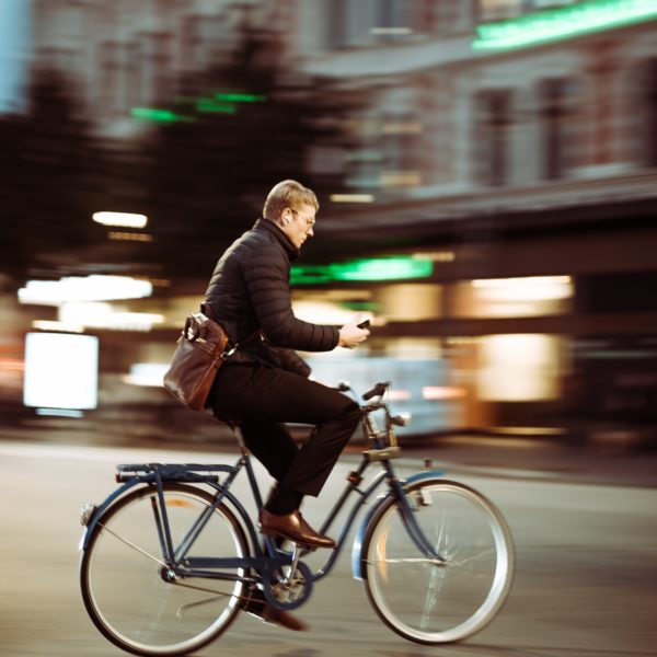 Man cyklar på förmånscykel