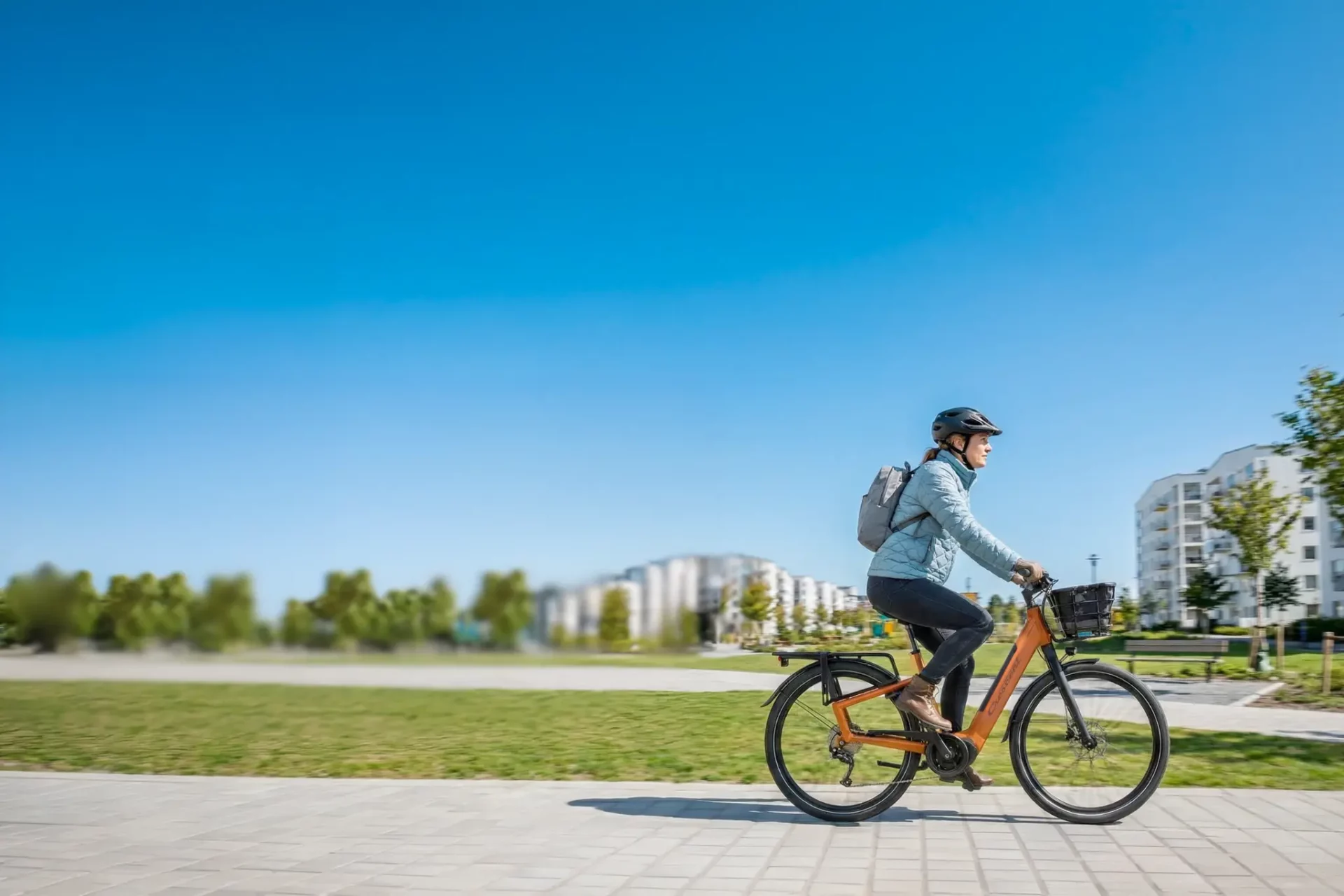 Man på väg till jobbet med en förmånscykel.