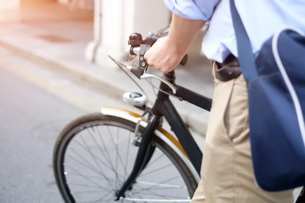 Kollega på väg till jobbet med cykel