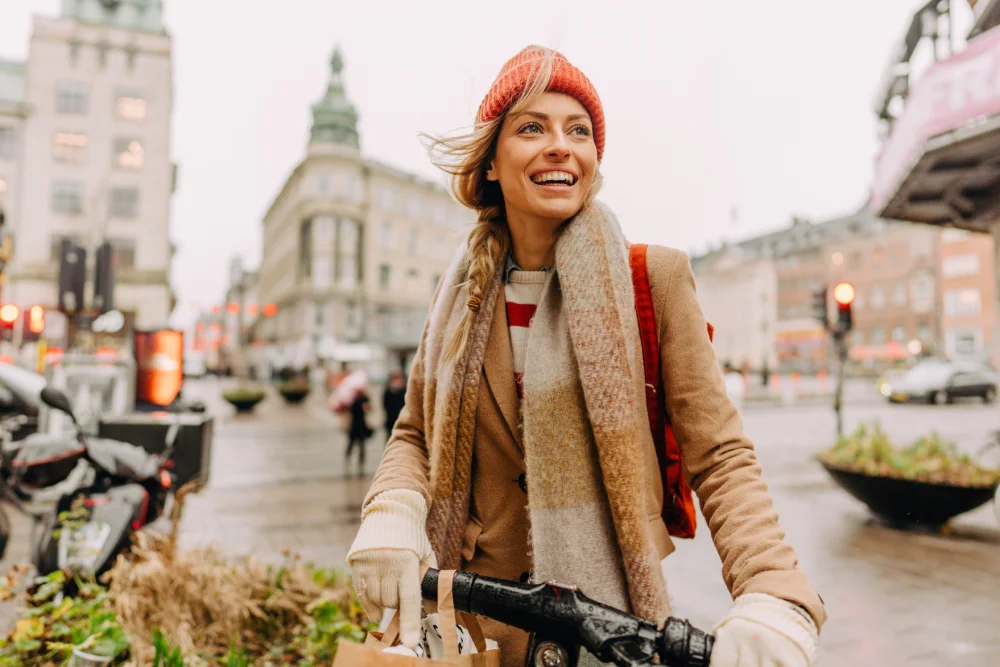 Kvinna på torg med cykel